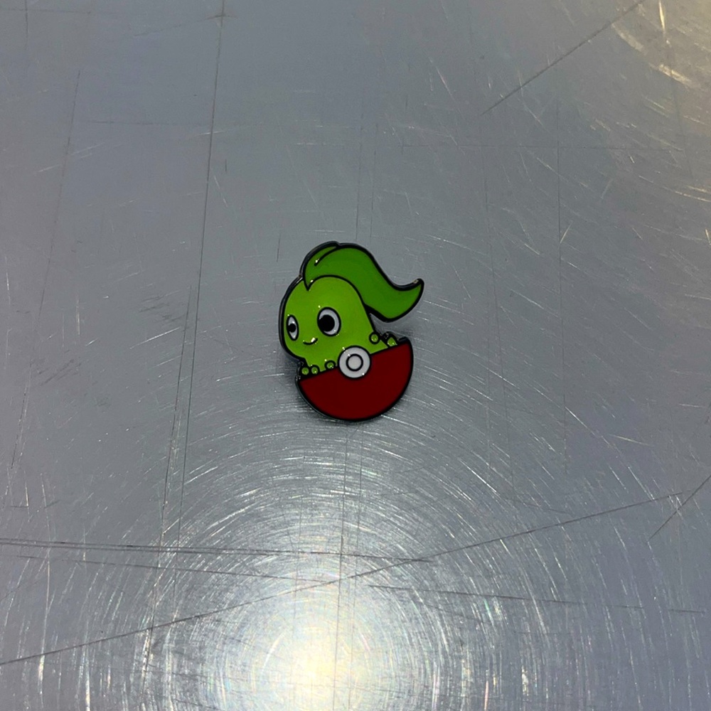 Pokémon Chikorita Pokeball Pin